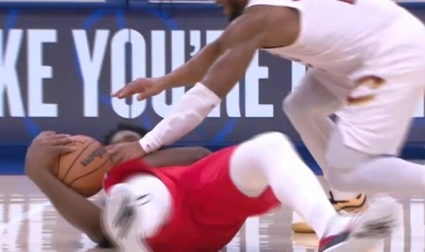 澳彩图库开奖-这就是态度！恩比德倒地与多名骑士球员争球